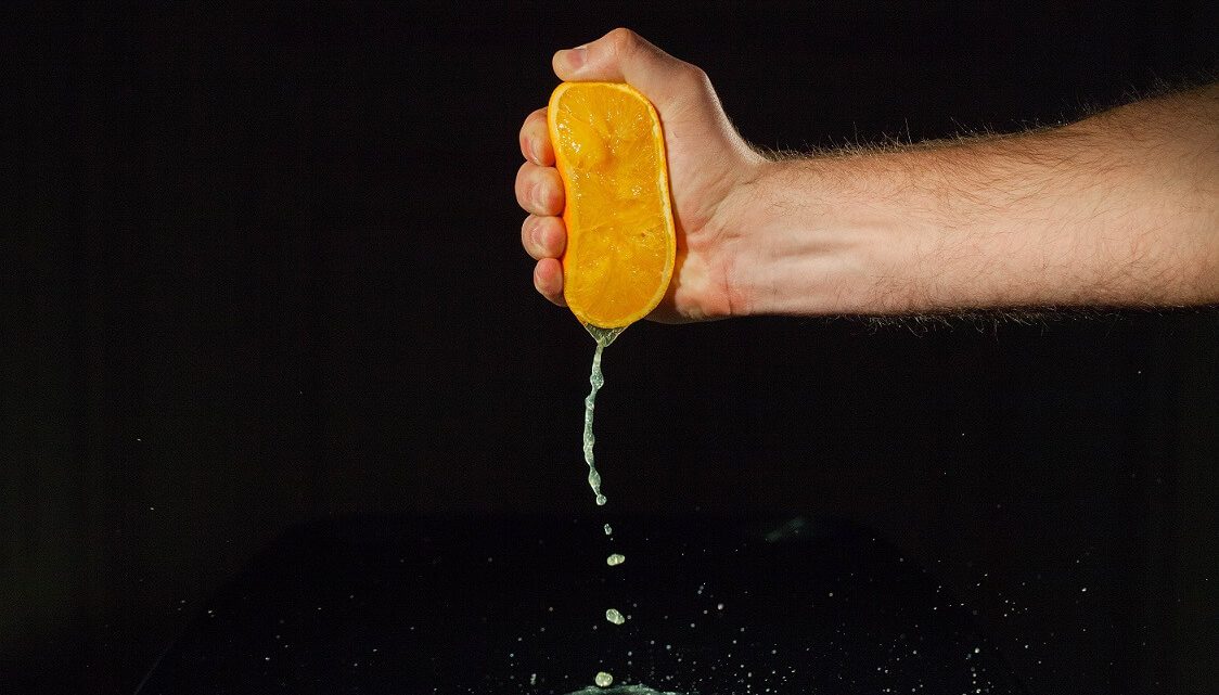¿Cómo exprimir naranjas sin exprimidor?