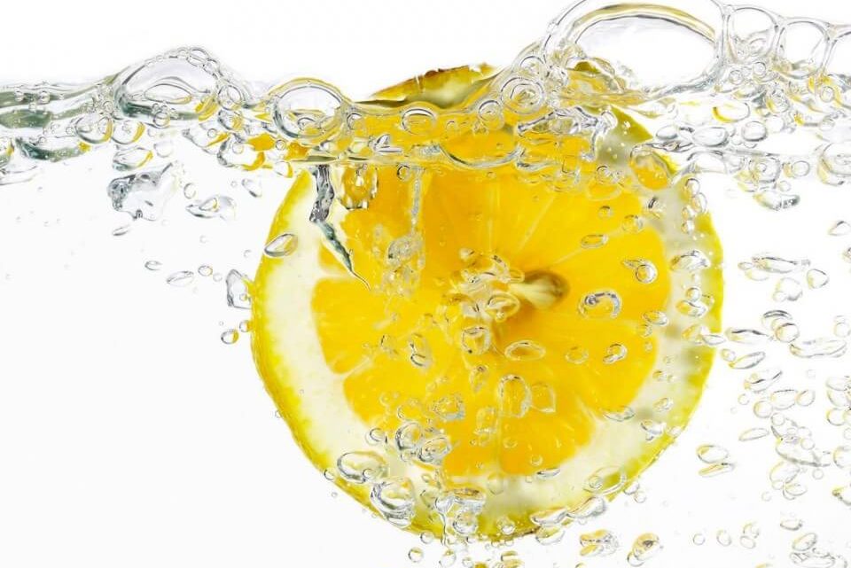 ¿Cuáles son los beneficios de tomar limón en ayunas?